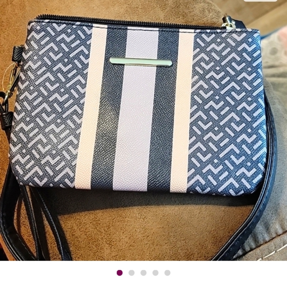 NWOT Stylish Black and White Patterned Women's  Wristlet